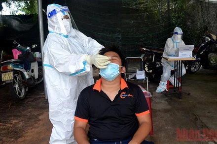 Cơ quan y tế tiến hành xét nghiệm SARS-CoV-2 sàng lọc cộng đồng cho người dân phường Phú Tài, thành phố Phan Thiết (Bình Thuận)