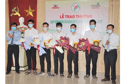 Trao thưởng cho học sinh, sinh viên đạt thành tích xuất sắc tiêu biểu.