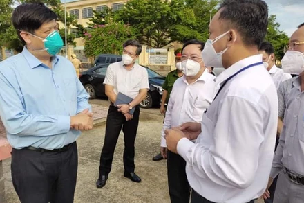 Bộ trưởng kiểm tra công tác phòng, chống dịch. (Ảnh: Bộ Y tế)