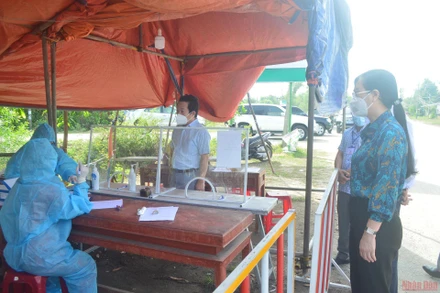 Đồng chí Bùi Thị Quỳnh Vân, Ủy viên Trung ương Đảng, Bí thư Tỉnh ủy, Chủ tịch HĐND tỉnh Quảng Ngãi động viên lực lượng tuyến đầu chống dịch. 