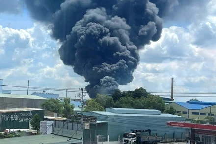 Vụ cháy tạo cột khói bốc cao.