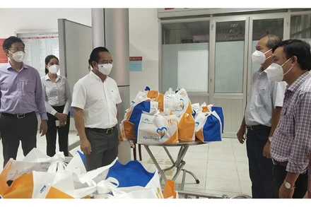Bí thư Tỉnh ủy Long An Nguyễn Văn Được (đứng giữa) thăm, trao quà an sinh cho lực lượng y, bác sĩ, tại Bệnh viện dã chiến huyện Tân Trụ, tỉnh Long An.