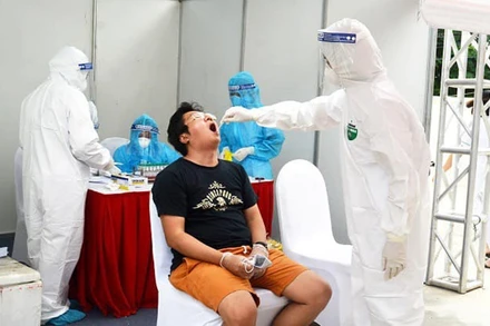 Lấy mẫu xét nghiệm PCR cho người dân. (Ảnh minh họa)