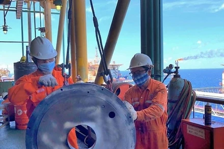 Người lao động Vietsovpetro trên công trình biển.