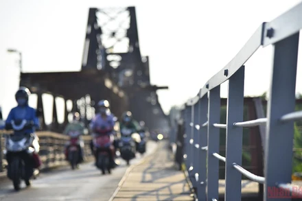 Cây cầu được "khoác áo mới".