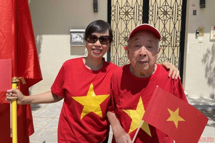 Người hâm mộ tại Saudi Arabia chờ được vào sân để xem đội tuyển Việt Nam thi đấu. 