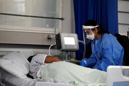 Y tá hỗ trợ bệnh nhân trong khu điều trị Covid-19 tại Bệnh viện đại học Milton Keynes, Anh, ngày 20/1/2021. (Ảnh: Reuters)