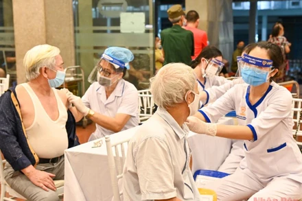 Xuyên đêm tiêm vaccine cho người cao tuổi, người có bệnh nền tại Hà Nội