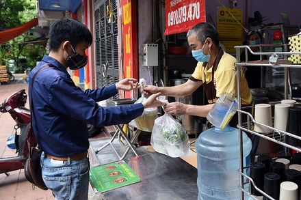 Theo thống kê của CDC Hà Nội, từ ngày 6 đến ngày 15/9 có 19 quận, huyện, thị xã không ghi nhận ca mắc Covid-19 cộng đồng, gồm: Ba Đình, Ba Vì, Bắc Từ Liêm, Cầu Giấy, Đan Phượng, Gia Lâm, Hoài Đức, Long Biên, Mê Linh, Mỹ Đức, Nam Từ Liêm, Phú Xuyên, Phúc Thọ, Quốc Oai, Sóc Sơn, Sơn Tây, Thanh Oai, Ứng Hòa và Tây Hồ. 