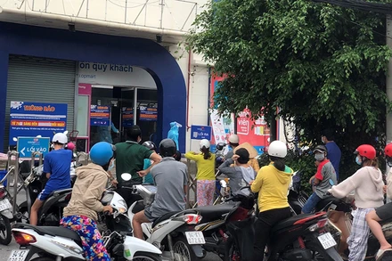 Nhiều người dân ở TP Bạc Liêu đổ xô đi mua hàng hóa dự trữ.