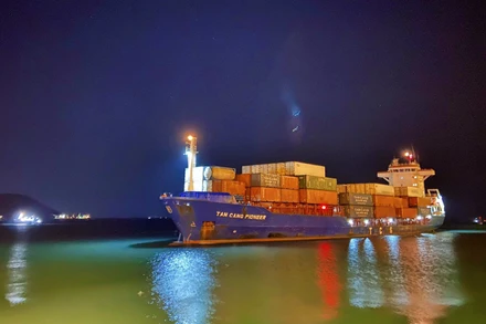 Tàu container cập cảng Vũng Áng.