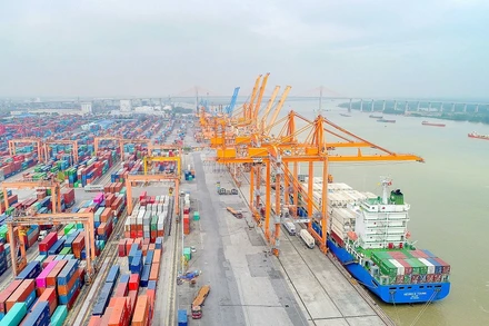 Tàu làm hàng tại cảng Hải Phòng. (Ảnh: Bộ GTVT)