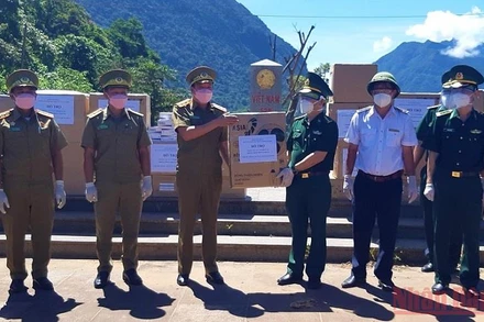 Bộ đội biên phòng Quảng Bình tặng trang thiết bị y tế phòng dịch cho lực lượng chức năng tỉnh Khăm Muộn (Lào).