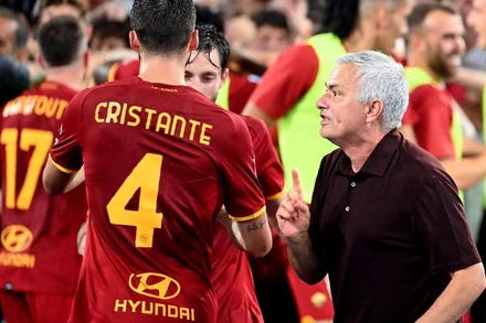 Mourinho đánh dấu cột mốc đáng nhớ trong sự nghiệp cầm quân. (Ảnh: AS Roma)