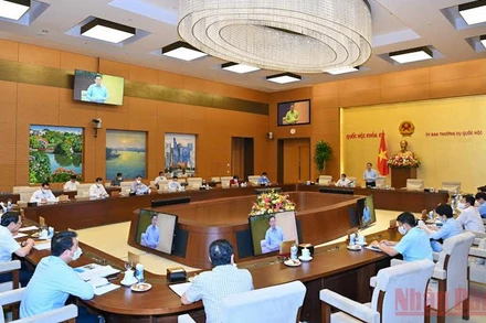 Phiên họp Ủy ban Thường vụ Quốc hội xem xét ban hành chính sách hỗ trợ người lao động bị ảnh hưởng bởi dịch Covid-19. Ảnh: Duy Linh