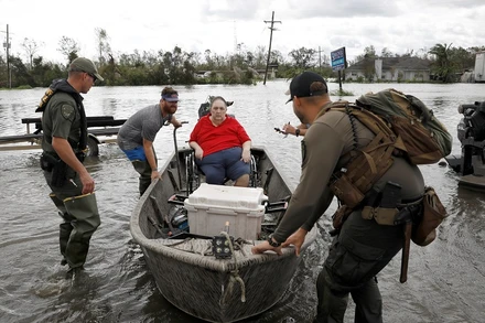 Nhân viên cứu hộ giúp sơ tán người dân sau khi bão Ida đổ bộ vào Laplace, Louisiana, Mỹ, ngày 30/8/2021. (Ảnh: Reuters)