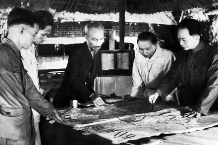 Hình ảnh tư liệu và cảnh trong phim tài liệu “Con đường đã chọn”.