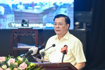 Đồng chí Đinh Tiến Dũng phát biểu tại buổi tiếp xúc cử tri.