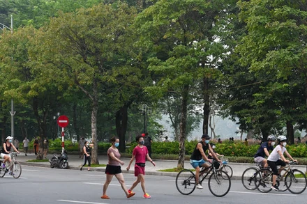 Từ sáng sớm, người dân đã tập trung tại các khu vực công cộng để tham gia các hoạt động thể dục thể thao ngoài trời. Ảnh: Duy Linh