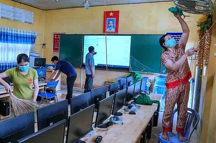 Cán bộ, giáo viên Trường Tiểu học 1 Khánh Bình Tây Bắc, huyện Trần Văn Thời vệ sinh trang thiết bị giảng dạy. 