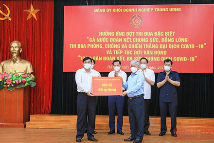 Đồng chí Đỗ Văn Chiến tiếp nhận sự ủng hộ của các doanh nghiệp phục vụ công tác phòng, chống dịch.