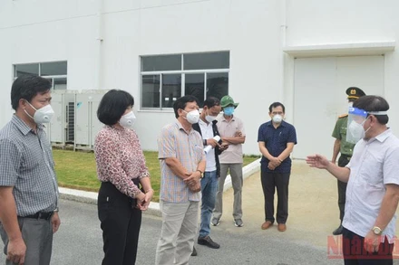 Chủ tịch UBND tỉnh Quảng Ngãi Đặng Văn Minh (bên phải) kiểm tra công tác phòng, chống dịch tại Khu công nghiệp VSIP Quảng Ngãi. 