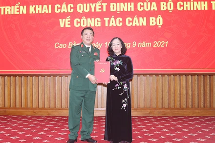 Đồng chí Trương Thị Mai, Ủy viên Bộ Chính trị, Bí thư Trung ương Đảng, Trưởng Ban Tổ chức Trung ương trao quyết điều động, phân công đồng chí Trần Hồng Minh giữ chức Bí thư Tỉnh ủy Cao Bằng.