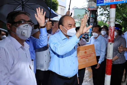 Chủ tịch nước Nguyễn Xuân Phúc thăm người dân trong khu phong tỏa tại thị trấn Hóc Môn, huyện Hóc Môn, TP Hồ Chí Minh ngày 29/7 (Ảnh: VOV)