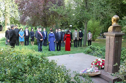 Dâng hoa tại tượng Bác Hồ trong Công viên Montreau.