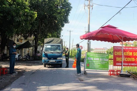 Xã Phù Đổng, huyện Gia Lâm, kiểm soát chặt chẽ các phương tiện ra, vào. 