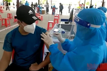 Tiêm phòng vắc xin cho tiểu thương chợ Vinh.