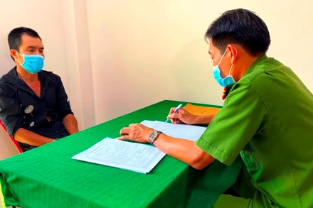 Đối tượng Đông tại cơ quan công an. (Ảnh: Công an cung cấp)