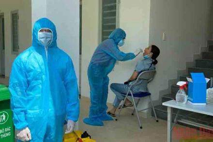 Ngành y tế tổ chức truy vết, lấy mẫu xét nghiệm.