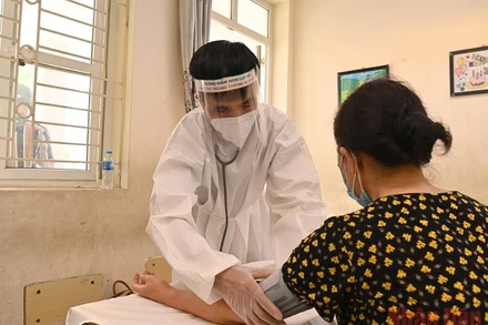 Để triển khai chiến dịch tiêm chủng, xét nghiệm thần tốc trên địa bàn thành phố; Hà Nội đã liên hệ với 11 tỉnh, thành phố lân cận để hỗ trợ Hà Nội, bảo đảm đến ngày 15/9 sẽ thực hiện xét nghiệm cho người dân trên địa bàn và bảo đảm tiến độ tiêm vaccine phòng Covid-19.