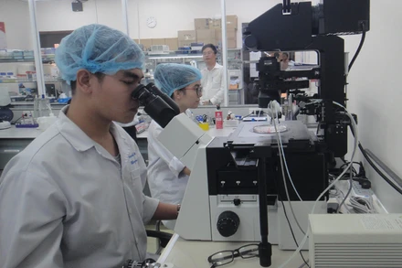 Sinh viên nghiên cứu khoa học tại Trường đại học Quốc Tế thuộc Đại học Quốc gia TP Hồ Chí Minh.