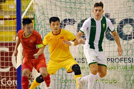 Đội trưởng Trần Văn Vũ trong tình huống cướp bóng từ đối thủ. (Ảnh: VFF)