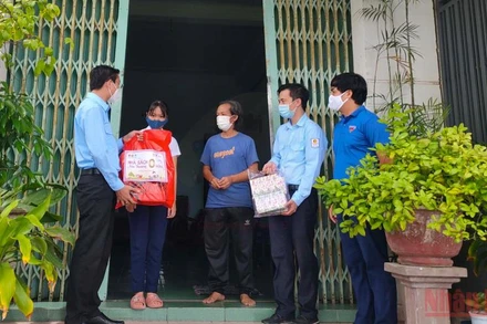 Thành Đoàn tới thăm hỏi và trao quà cho các em học sinh khó khăn. (Ảnh: THANH TÂM).