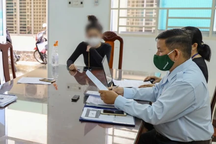 L.T.N.H. (áo đen, bên phải) bị xử phạt vì đăng tin sai sự thật.