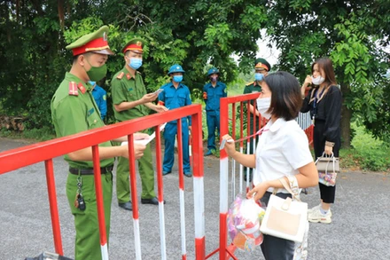 Một chốt kiểm soát dịch Covid-19 huyện Lương Tài.