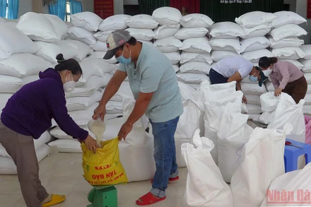Các địa phương trên địa bàn tỉnh Phú Yên đã hoàn thành việc cấp phát đủ số lượng gạo hỗ trợ của Chính phủ đến người dân gặp khó khăn do đại dịch Covid-19.