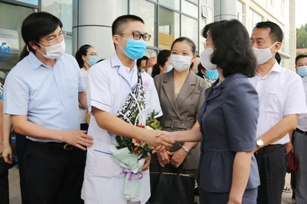 Lãnh đạo tỉnh Quảng Ninh và Sở Y tế động viên các bác sĩ lên đường chống dịch tại TP Hồ Chí Minh.