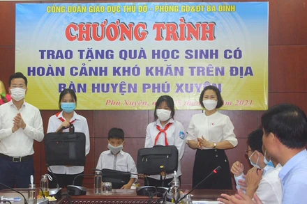 Đại diện Công đoàn ngành giáo dục và đào tạo Hà Nội và Phòng Giáo dục và Đào tạo quận Ba Đình trao tặng thiết bị học trực tuyến cho các em học sinh khó khăn huyện Phú Xuyên.
