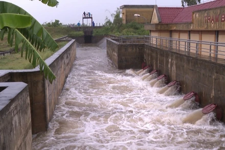 Trạm bơm Hậu Thượng, huyện Đông Hưng (tỉnh Thái Bình) vận hành hết công suất để tiêu thoát nước.