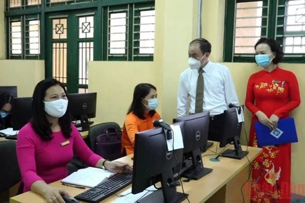 Lãnh đạo TP Hải Dương kiểm tra cơ sở vật chất và an toàn phòng dịch tại các cơ sở giáo dục trước khi đón học sinh trở lại nhà trường. (Ảnh: QUỐC VINH).