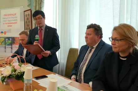 Đại sứ Nguyễn Hồng Thạch đánh giá cao việc biên soạn và xuất bản bộ giáo trình tiếng Việt. (Ảnh: QUẾ ANH)