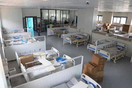 Bên trong bệnh viện dã chiến tại quận Hoàng Mai vừa được hoàn thành.