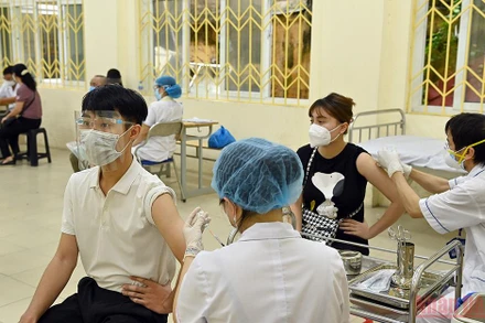 Tiêm vaccine ngừa Covid-19 cho người dân quận Đống Đa, Hà Nội. (Ảnh: DUY LINH)