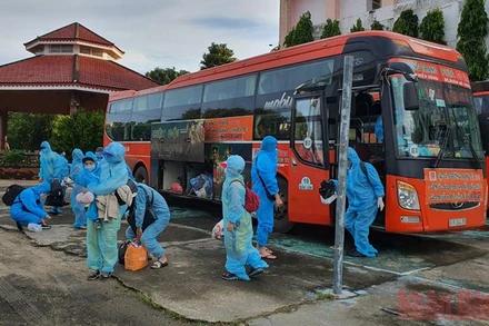 Công dân TP Kon Tum xuống xe tại khu vực cách ly ở Trường trung học Chuyên Nguyễn Tất Thành.