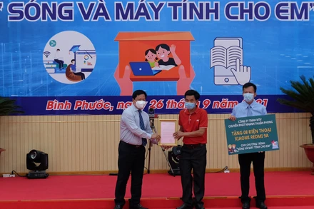 Lãnh đạo tỉnh Bình Phước tiếp nhận nguồn ủng hộ chương trình “Sóng và máy tính cho em”.