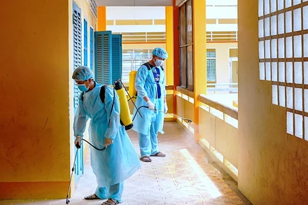 Vệ sinh, khử khuẩn trường lớp tại Cà Mau phục vụ năm học mới 2021-2022.